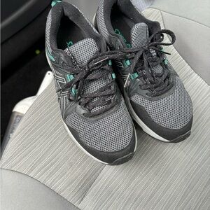 Asics shoes . US 7.5 worn twice. Little small for me. But very comfortable